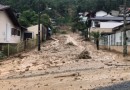 Morro desmorona e deslizamento de terra assusta moradores de Blumenau