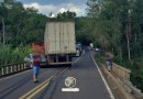 Colisão entre carreta e carro é registrada na SC-161