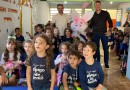 Visita do Coelhinho da Páscoa leva alegria a alunos da rede municipal