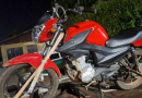 Motocicleta furtada é recuperada e dois homens são presos