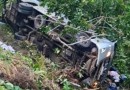 Ônibus cai em ribanceira e quatro pessoas morrem