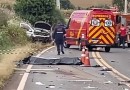 Homem morre e mulher fica gravemente ferida em colisão entre dois caminhões e uma caminhonete
