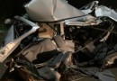 Condutor fica em estado grave após carro colidir violentamente contra poste