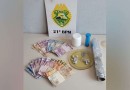 ROCAM apreende crack durante abordagem em ponto de tráfico de drogas; três pessoas foram detidas