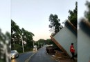 Casa de madeira transportada inteira cai de caminhão após curva em Chapecó