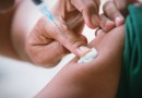 Vacina experimental contra câncer reduz risco de melanoma voltar, aponta estudo