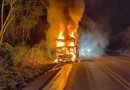 Carreta é destruída por incêndio na SC-157
