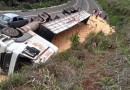 Carreta carregada com milho tomba na SC-161