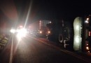 Caminhão com bovinos capota e homem acaba arrastado por 50 metros ao tentar laçar boi