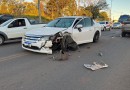 Carro invade pista contrária e atinge dois carros