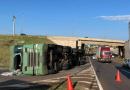 Caminhão tomba no Trevo Cataratas em Cascavel
