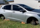 Bandidos furtam rodas de carro e as substituem por tijolos em Cascavel