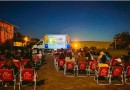 Cinema gratuito ao ar livre chega a cidades do Oeste com telão movido a energia solar