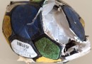 Cocaína escondida dentro de bola de futebol é encontrada no telhado de residência