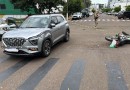 Duas pessoas ficam feridas em colisão entre carro e moto na Rua Jacob Stein