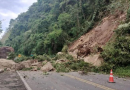 Rodovia do Paraná é totalmente interditada após deslizamento de rochas