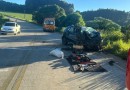 Violenta colisão entre carros deixa mulher morta