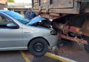 Acidente entre carro e caminhão deixa um ferido no centro