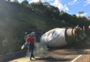 Homem fica ferido após capotamento de caminhão em  Chapecó