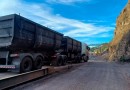 PRF flagra 64 toneladas de excesso de peso em duas carretas na BR-282