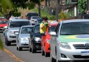 Torcedores comemoram vitória do Brasil com carreata