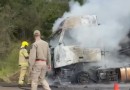 Cabine de caminhão é destruída pelo fogo na PR-483