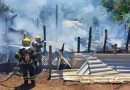 Bombeiros utilizam 9 mil litros de água para combater fogo em galpão