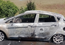 Carro fica completamente destruído pelas chamas