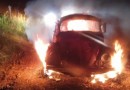Fusca é destruído pelo fogo