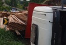 Caminhão tomba na SC-160, e motorista fica ferido