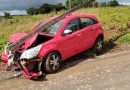Mulher perde controle de carro e atinge poste de fibra óptica no interior de Barra Bonita