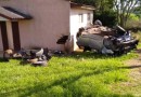 Carro capota e bate em igreja no Oeste de SC
