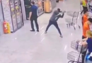 Homem agride gerente de supermercado com pá após reclamações da esposa