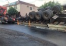 Caminhão carregado com postes de concreto tomba no centro