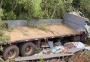Caminhão cai em ribanceira na PR 158