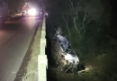 Acidente com três veículos faz ônibus despencar de ponte no RS; um morre e sete ficam feridos