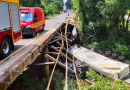 Caminhoneiro é socorrido em estado grave após carreta despencar dentro de rio