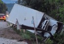 Caminhão frigorífico tomba na PRC-280 e deixa uma pessoa morta