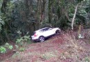 Carro com placas de SMOeste se envolve em saída de pista na SC-305