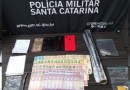 Mulher com filho no colo e dois homens são presos por tráfico de drogas no Oeste de SC