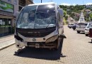 Quatro são atendidos após van da Secretaria de Saúde colidir contra ônibus no Oeste