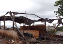 Vento forte danifica estrutura de posto durante temporal