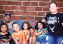 Mãe que cuida de 5 filhos passa por transformação e ganha curso de maquiagem; veja como ela ficou