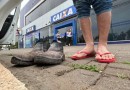 Cliente é impedido de entrar em agência da Caixa por estar calçando botina de trabalho