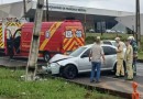 Automóvel colide contra poste e deixa bairro sem energia
