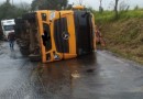 Caminhão tomba e interdita rodovia PR-180