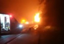 Motorista morre carbonizado após caminhão tombar e pegar fogo na BR-282