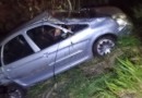 Homem fica ferido após carro sair da pista e capotar na PR-481