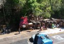 Carreta tomba e carga é saqueada na BR 277