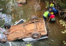 Homem é resgatado com vida após veículo cair em rio e ficar parcialmente submerso